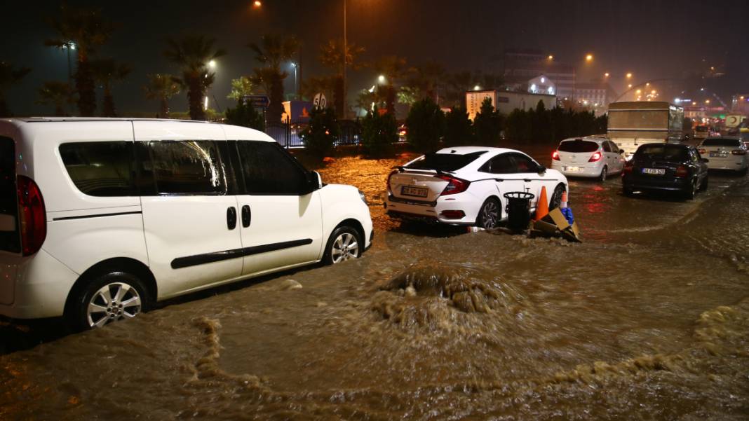 Ulaşım kapandı, iş yerlerini su bastı... Sel felaketi o illeri vurdu 11